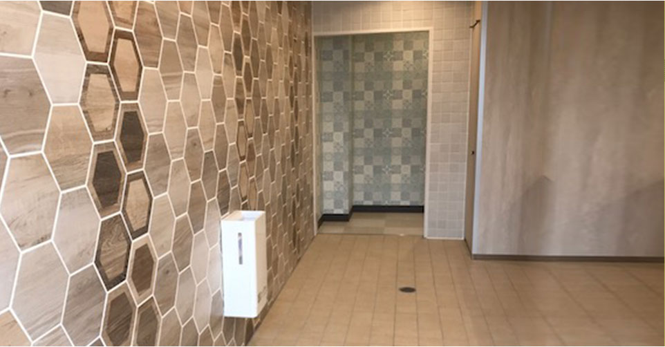 幅広いリピート率や自社ホテルとの提携による多彩なタイル工事事業