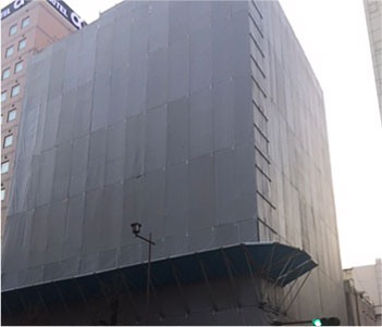 まだ現場は、シートが張られていて、まだベールで被われています。これからタイル工事施工部隊が入ります。